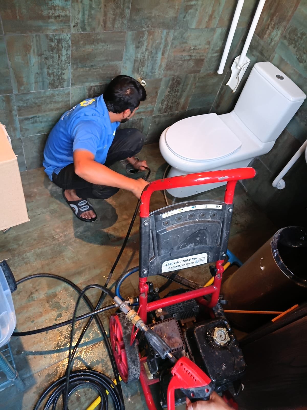 High-pressure bathroom hydro drain jetting unblocking